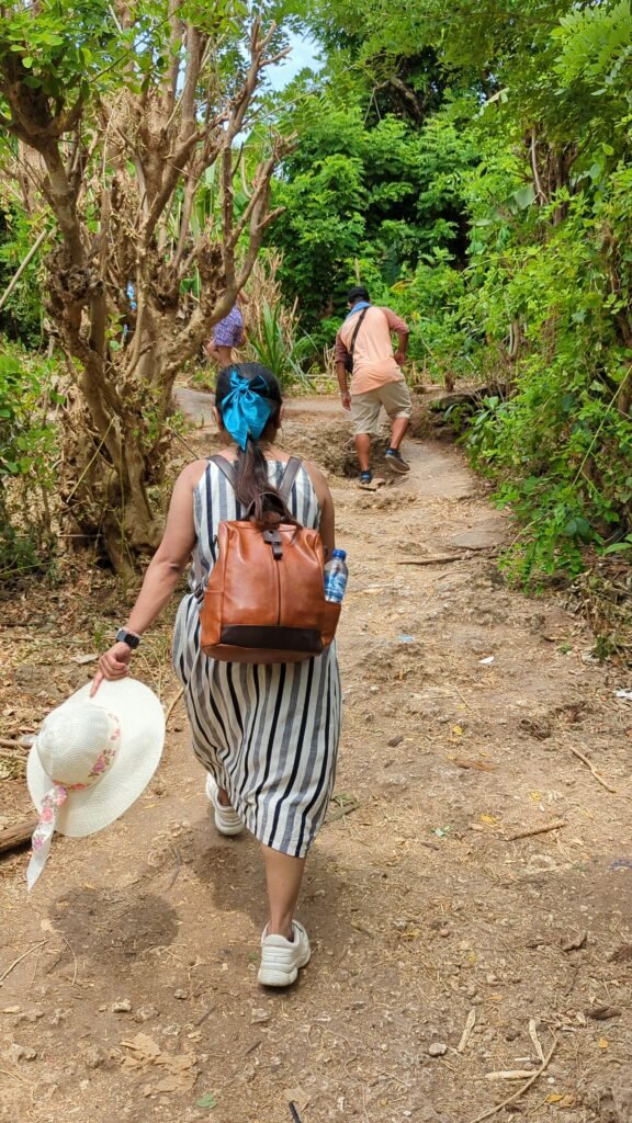 Travelers walking along the trail between Angel’s Billabong and Broken Beach in West Nusa Penida, a popular stop on a Nusa Penida day trip from Bali